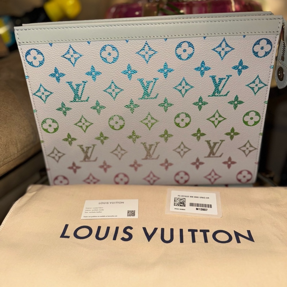 LOUIS VUITTON POCHETTE VOYAGE MM IRIDESCENT GRADIENT MONO GRAY NEVER WORN! New!